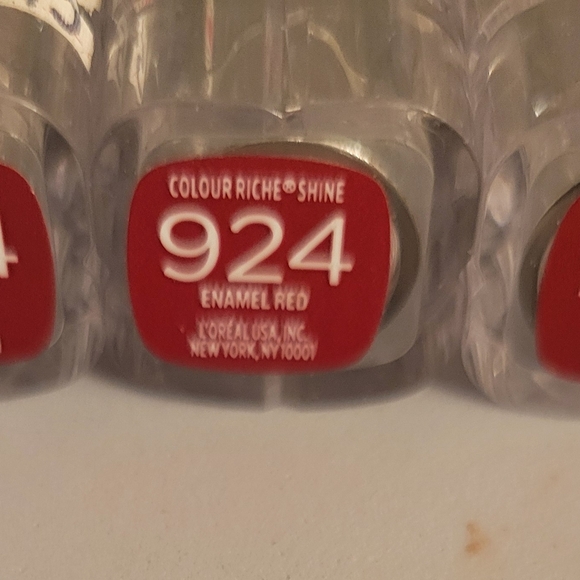 L'Oréal Paris Colour Riche Shine Lipstick - Shade 924 Enamel Red (3 Pack) - Picture 3 of 6
